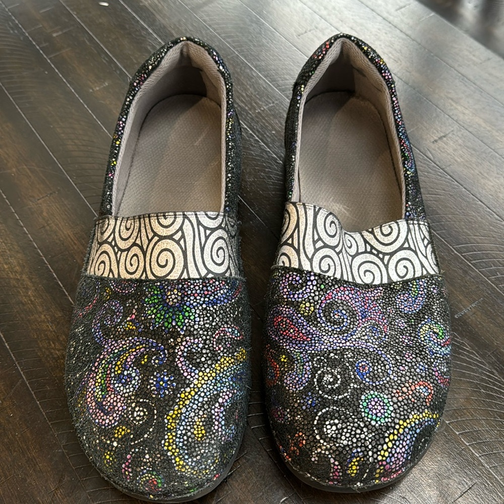 Alegria women’s 11 metallic Glee shoe. Beautiful pattern nonslip RN approved